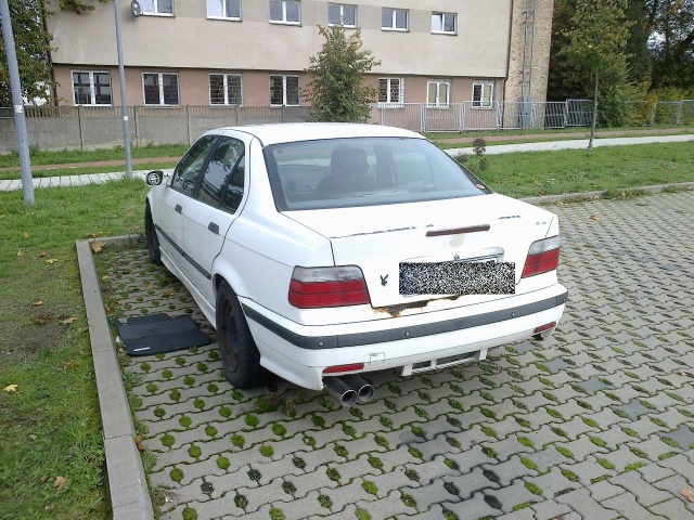 Zaniedbane auta na parkingu Netto Areny - fot.Słuchacz 23.10.2019