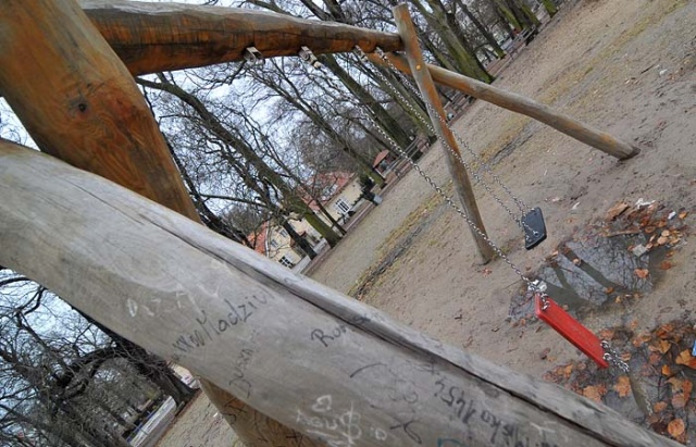 Plac Zabaw w Parku Zeromskiego w Szczecinie - fot. Lukasz Szelemej 03.JPG [15.03.2010] Plac zabaw dla dzieci?