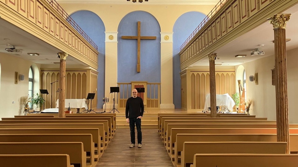 Ksiądz Roberet Merecz pokazuje nam wyremontowany Kościół Baptysów w Szczecinie przy ulicy Stoisławy 3. Fot. Małgorzata Frymus