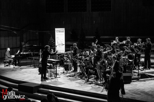 „Konglomerat Big Band” pod dyrekcją Nikoli Kołodziejczyka. Fot. [Marta Ignatowicz] Nikola Kołodziejczyk – pianista, kompozytor, aranżer i dyrygent [SPOTKANIE, ZDJĘCIA]