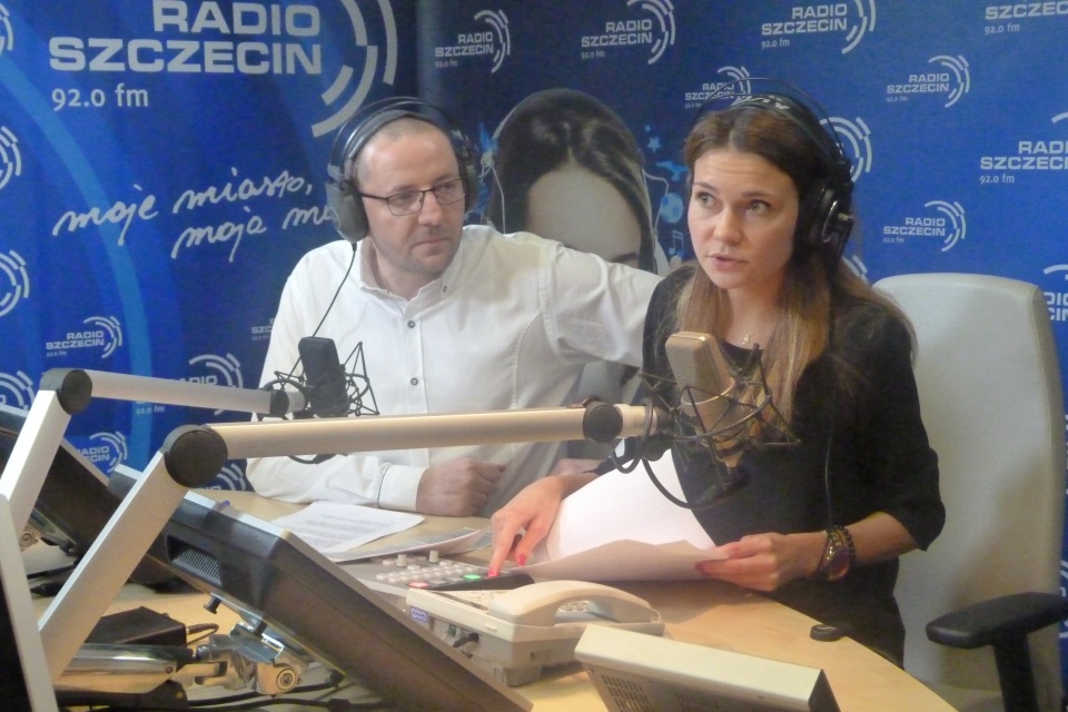 W studiu Tomasz Chaciński i Natalia Skawińska na żywo komentują wyniki wyborów. Fot. Radio Szczecin