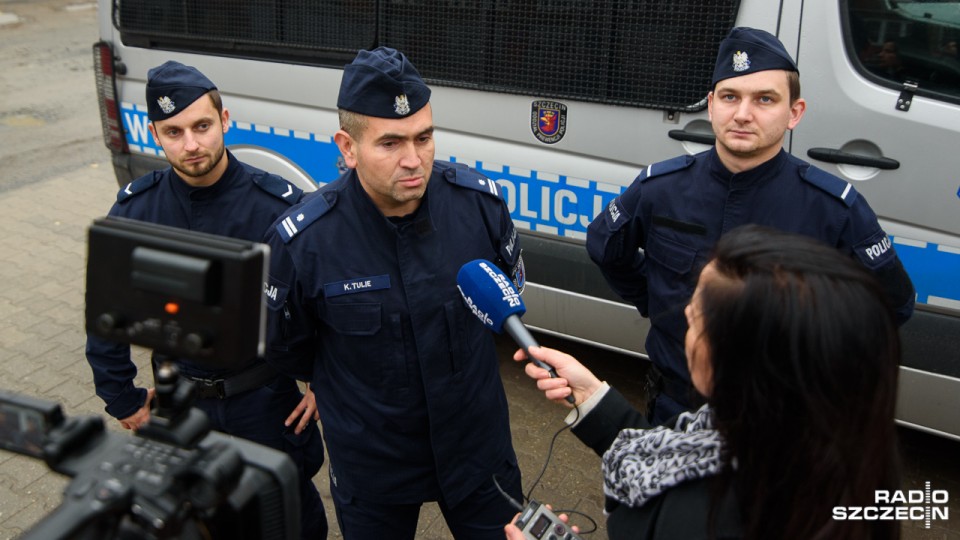 Szczecińscy policjanci w nowych mundurach. Fot. Konrad Nowak [Radio Szczecin]