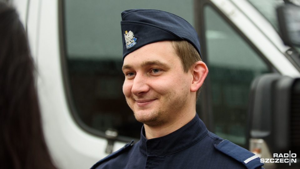 Szczeciński policjant w nowym mundurze. Fot. Konrad Nowak [Radio Szczecin]