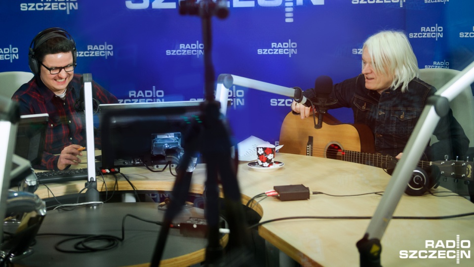Muzyk gościł we wtorek w studiu Radia Szczecin. Zagrał "na żywo" na naszej antenie. Fot. Konrad Nowak [Radio Szczecin]