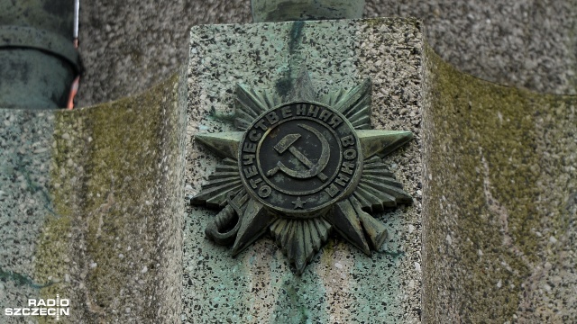 Demontaż pomnika wdzięczności Armii Czerwonej rozpoczął się w czwartek w Choszcznie. Fot. Łukasz Szełemej [Radio Szczecin] Znika kolejny radziecki pomnik. Ruszyła rozbiórka [WIDEO, ZDJĘCIA]