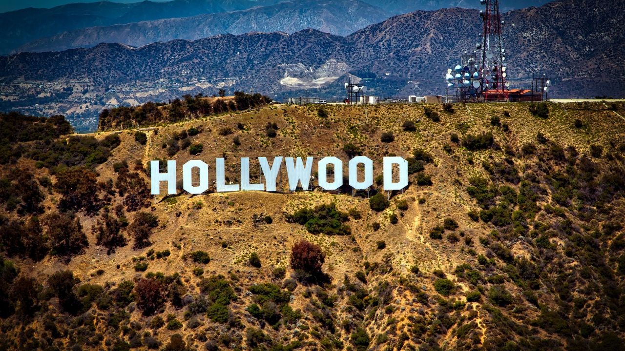 Piosenkarz i aktor Lenny Kravitz został uhonorowany gwiazdą w Alei Gwiazd w Hollywood. Podczas ceremonii przemówienia wygłosili córka artysty Zo Kravitz i jego wieloletni przyjaciel aktor Denzel Washington.