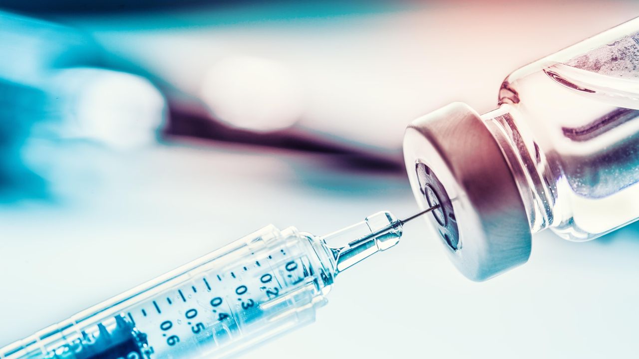Zaledwie pięć i pół procent populacji zaszczepiło się przeciwko grypie w bieżącym sezonie infekcyjnym w Polsce. To o dwa punkty procentowe mniej niż w ubiegłych sezonach.
