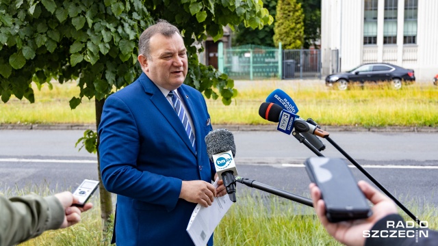Senator Gawłowski stoi pod zarzutami i przed Radiem Szczecin [WIDEO]