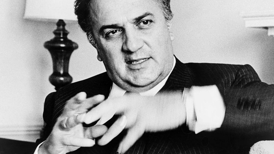 Federico Fellini jako reżyser i scenarzysta przez 45 lat współtworzył historię światowego kina. Zmarł w Rzymie 31 października 1993 roku. źródło: https://pl.wikipedia.org/wiki/Federico_Fellini