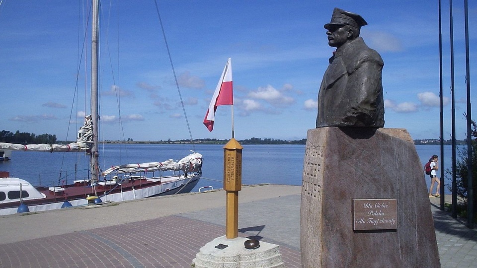 Puck. Pomnik Józefa Hallera. źródło: https://pl.wikipedia.org/wiki/Za%C5%9Blubiny_Polski_z_morzem
