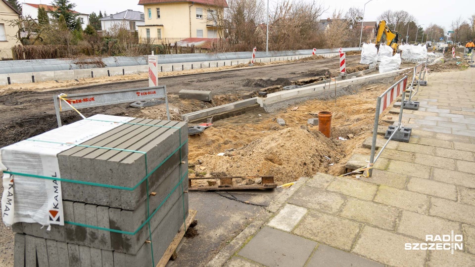 Trwają intensywne prace przy modernizacji ulicy Grota Roweckiego w Szczecinie. Fot. Robert Stachnik [Radio Szczecin]