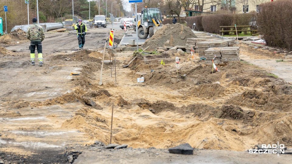 Trwają intensywne prace przy modernizacji ulicy Grota Roweckiego w Szczecinie. Fot. Robert Stachnik [Radio Szczecin]