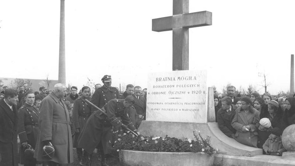Mogiła żołnierzy poległych pod Radzyminem w 1920 (1 listopada 1932 r. uroczystości na miejscowym cmentarzu). https://pl.wikipedia.org/wiki/Bitwa_Warszawska
