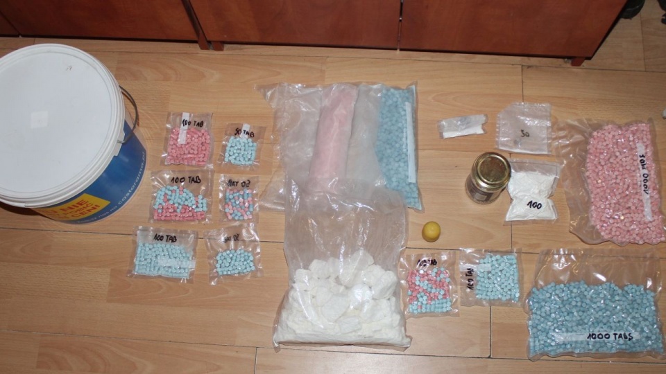 źródło: http://www.pyrzyce.policja.gov.pl/zpy/aktual/aktualnosci/31942,Pyrzyccy-policjanci-przechwycili-ponad-kilogram-amfetaminy-i-blisko-4400-tablete.html