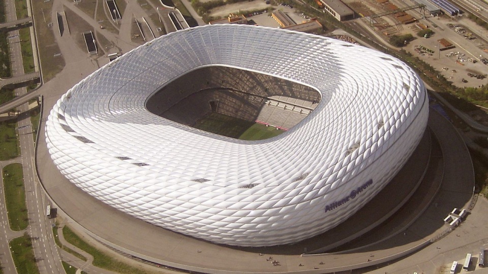 We wtorek może zapaść decyzja o tym, czy rząd Bawarii nie zamknie dla kibiców stadionu mistrza Niemiec, Bayernu Monachium i inne areny w regionie. źródło: https://pl.wikipedia.org/wiki/Allianz_Arena/Maximilian Dörrbecker (Chumwa)/CC BY-SA 2.5/domena publi