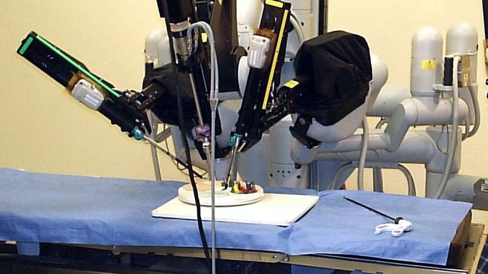 Robot chirurgiczny da Vinci został zbudowany przez amerykańską firmę Intuitive Surgical. źródło: https://pl.wikipedia.org/wiki/Plik:Laproscopic_Surgery_Robot.