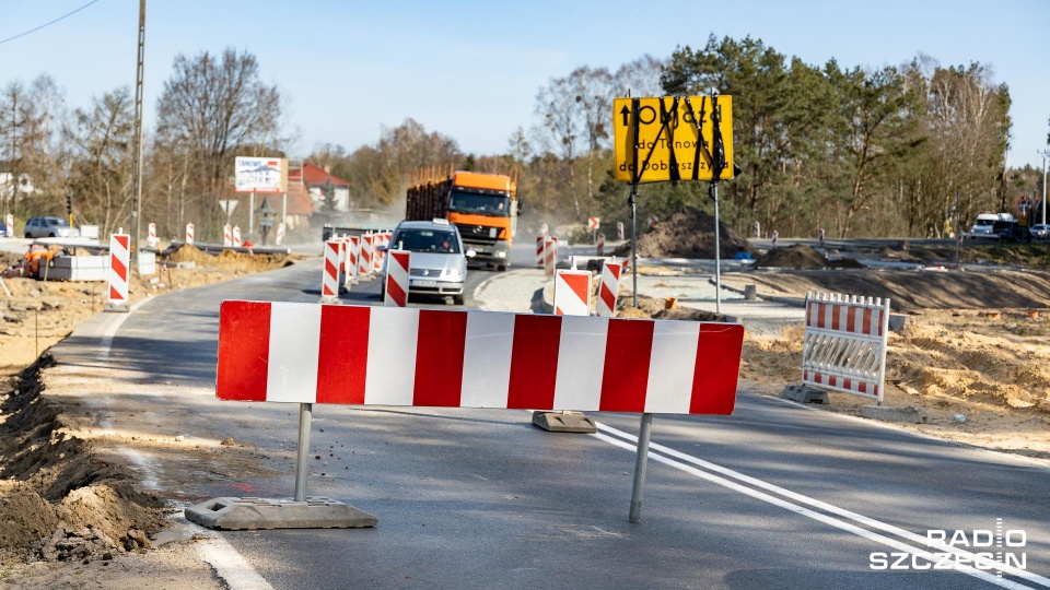W Tanowie od maja ubiegłego roku trwa przebudowa drogi prowadzącej przez tę miejscowość. Fot. Robert Stachnik [Radio Szczecin]