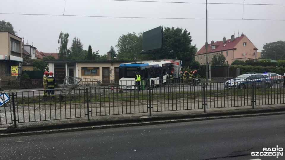 W pobliżu skrzyżowania z Poniatowskiego i Traugutta samochód osobowy uderzył w wyjeżdżający na trasę autobus linii 58. Fot. Jacek Rujna [Radio Szczecin]