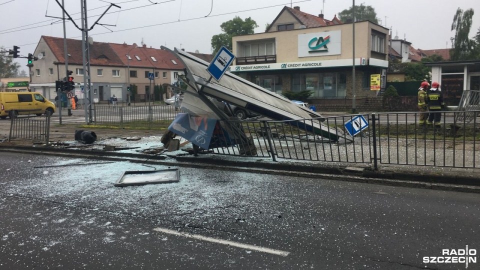 W pobliżu skrzyżowania z Poniatowskiego i Traugutta samochód osobowy uderzył w wyjeżdżający na trasę autobus linii 58. Fot. Jacek Rujna [Radio Szczecin]