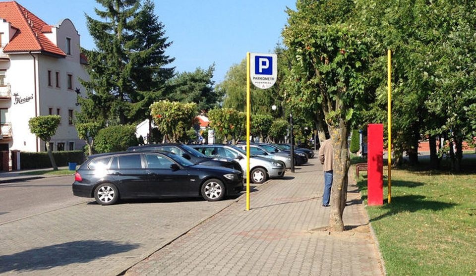 W ubiegłym roku z płatnych parkingów w Rewalu do budżetu gminy wpłynęło milion 700 tysięcy złotych. Fot. rewal.pl