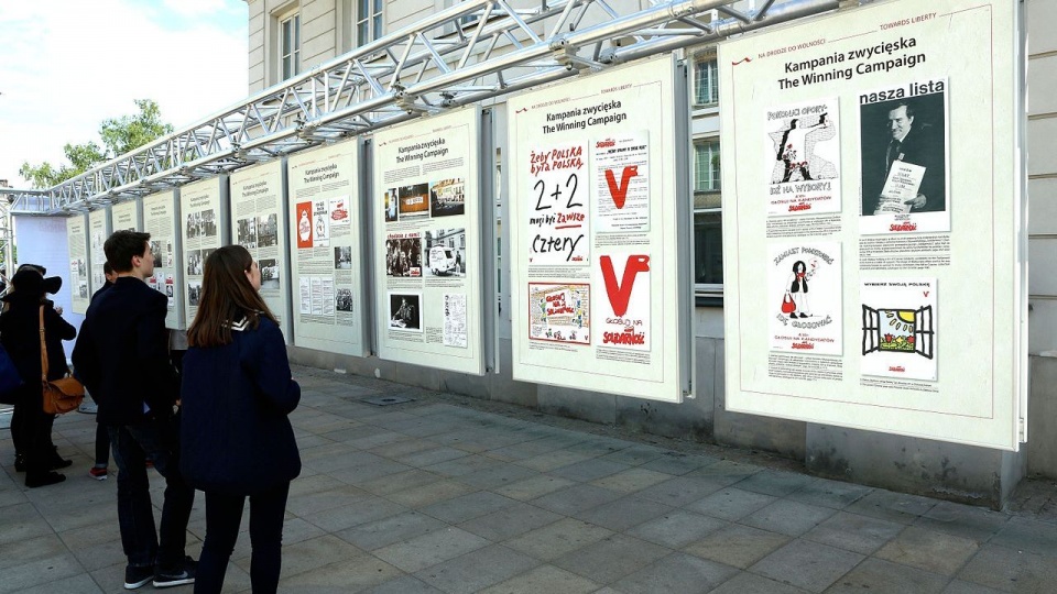 Fragment wystawy "Na drodze do wolności" poświęcony kampanii wyborczej KO „S” w 1989 przed Pałacem Prezydenckim w Warszawie w roku 2014. Fot. senat.gov.pl