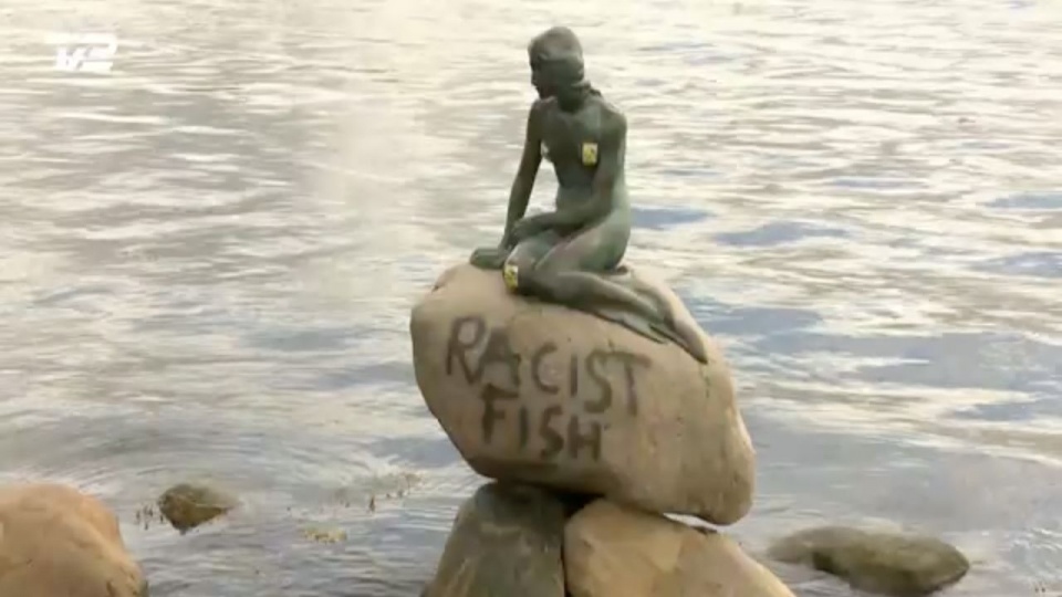 Na kamieniu, na którym osadzona jest rzeźba ktoś w języku angielskim namalował napis: "rasistowska ryba". źródło: Zrzut z ekranu, duńska, publiczna TV2
