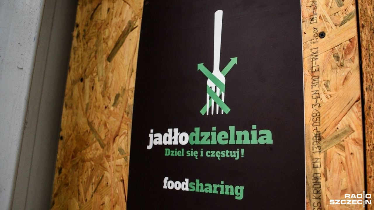 Zamiast wyrzucać lepiej się podzielić - zachęcają twórcy jadłodzielni, czyli wspólnych lodówek ustawionych w wielu miastach Polski.