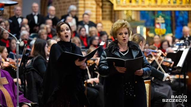 Magdalena Freino – sopran (od lewej), Elżbieta Kaczmarzyk-Janczak – alt. Fot. Robert Stachnik [Radio Szczecin] „Non Omnis Moriar”. Modlitwa za Mistrza Jana Szyrockiego [WIDEO, ZDJĘCIA]