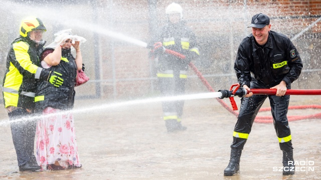 Fot. Robert Stachnik [Radio Szczecin] Strażacy stanęli do walki ze... strażaczkami [WIDEO, ZDJĘCIA]