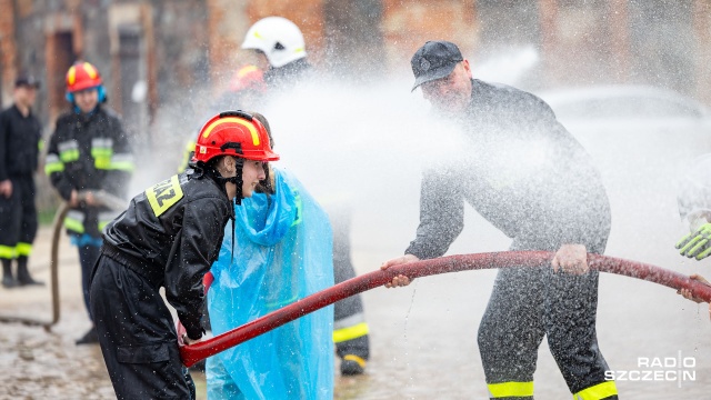 Fot. Robert Stachnik [Radio Szczecin] Strażacy stanęli do walki ze... strażaczkami [WIDEO, ZDJĘCIA]