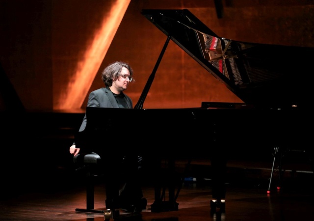 Gorące przyjęcie publiczności za błyskotliwe interpretacje. Jakub Kuszlik - wybitny pianista młodego pokolenia wystąpił wczoraj, 9 marca 2024 w Szczecinie w cyklu Fryderyk Chopin w Willi Lentza. Dzieła wszystkie.