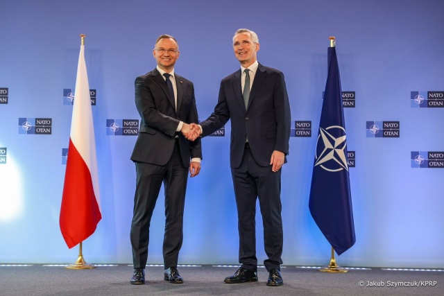 Prezydent Andrzej Duda powiedział, że 25 lat po wstąpieniu do Sojuszu Północnoatlantyckiego Polska nie tylko korzysta ze wsparcia w dziedzinie bezpieczeństwa od innych państw Sojuszu, ale sama jest ważnym gwarantem bezpieczeństwa na wschodniej flance NATO.