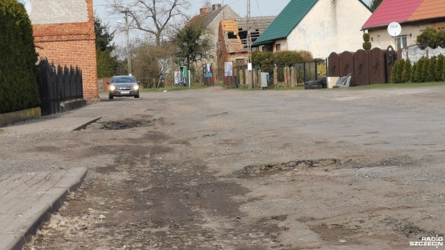 Blokadę drogi powiatowej zapowiedzieli mieszkańcy podstargardzkiego Trzebiatowa. W ich ocenie tylko w ten sposób doczekają się generalnego remontu biegnącego przez miejscowość zdegradowanego odcinka drogi.