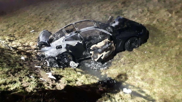 Płonący samochód na drodze ekspresowej S3 - trzy osoby trafiły do szpitala. Do zdarzenia doszło chwilę przed godziną 19 w okolicach miejscowości Przybiernów w powiecie goleniowskim.