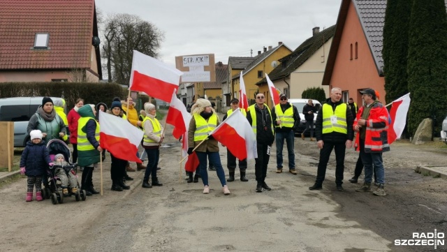 Mieszkańcy Trzebiatowa protestują i blokują drogę [ZDJĘCIA]