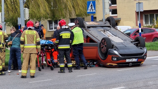 Zderzenie dwóch samochodów osobowych na skrzyżowaniu ulic Obotryckiej i Komuny Paryskiej w Szczecinie.