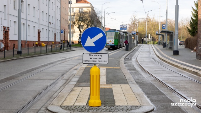 Tragiczny stan dróg w okolicach nowo-wyremontowanego dworca Niebuszewo w Szczecinie - w tej sprawie interpelację złożył radny Przemysław Słowik z Zielonych. Magistrat na nią odpowiedział.