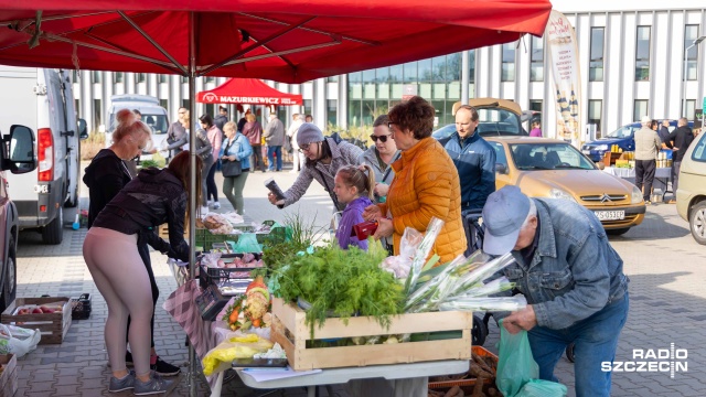 Orzechy, ekologiczne sery czy przetwory z własnych owoców - te i inne produkty od lokalnych dostawców czekają na szczecinian na sobotnim Bazarku przy Bronowickiej.