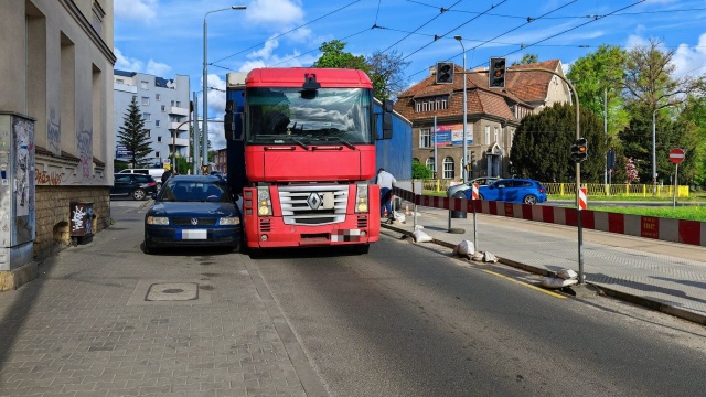 Ważna informacja dla kierowców w Szczecinie - ciężarówka zaklinowała się na wysokości tymczasowego przystanku tramwajowego na ulicy Mickiewicza.
