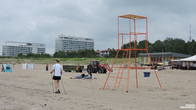 70 ton - tyle odpadów sprzątanych jest przez sezon z najszerszej w Polsce plaży, czyli świnoujskiej. Miasto już szykuje sprzęt i ludzi do kolejnego sezonu.