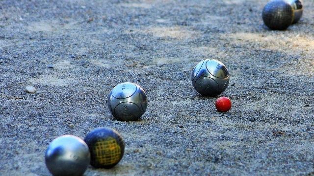 Metalowe kule - jak zapewniają organizatorzy Pucharu Polski - potrafią dostarczyć wielu emocji. Chodzi o ptanque, czyli grę w bule.