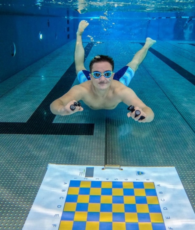 Polak - Michał Mazurkiewicz - pobił rekord Guinessa w podwodnych szachach. Turniej rozegrany został w basenie.