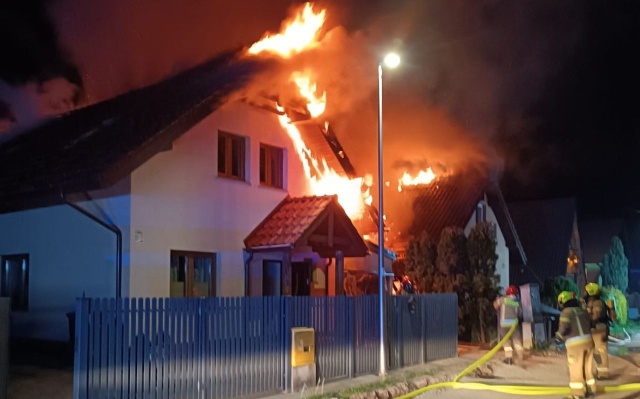 Siedem jednostek Ochotniczych Straży Pożarnych gasiło nocny pożar domów jednorodzinnych w Morzyczynie. Według wstępnych ustaleń, ogień wybuchł w garażu jednego z nich, przerzucając się na oba budynki.