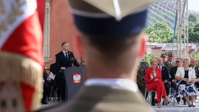 Odebranie przez prezydenta meldunku o gotowości oddziałów wojskowych do obchodów Święta Konstytucji 3 Maja rozpoczęło główne uroczystości na placu Zamkowym w Warszawie.