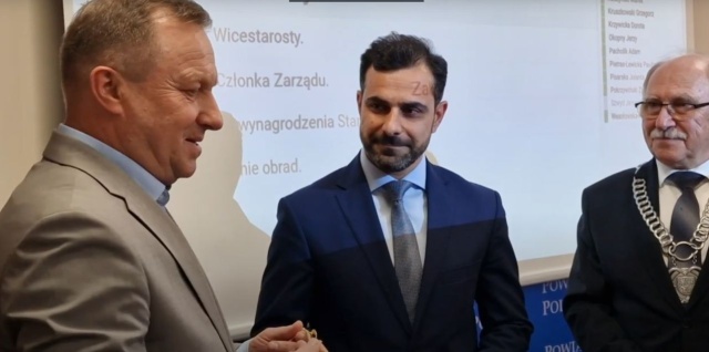 Shivan Fate z Koalicji Obywatelskiej nowym starostą powiatu polickiego. Zastąpił na tym stanowisku Andrzeja Bednarka, reprezentującego Wspólnotę Samorządową GRYF XXI.