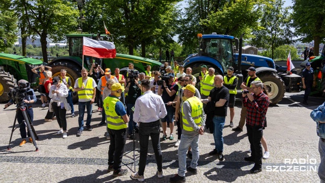 O godzinie 16 zakończył się protest rolników na Wałach Chrobrego w Szczecinie - tym razem strajkowali pod Zachodniopomorskim Urzędem Wojewódzkim.