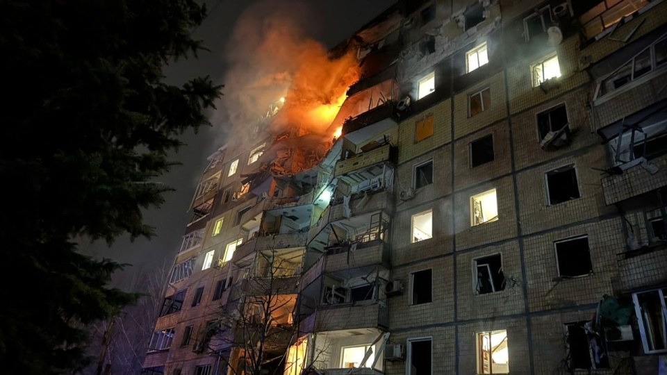 Na zdjęciach i filmach z miejsca ataku widać, jak ratownicy przy pomocy dźwigów próbują dotrzeć do ludzi uwięzionych w mieszkaniach na wysokich piętrach zniszczonych bloków. źródło: https://twitter.com/ZelenskyyUa