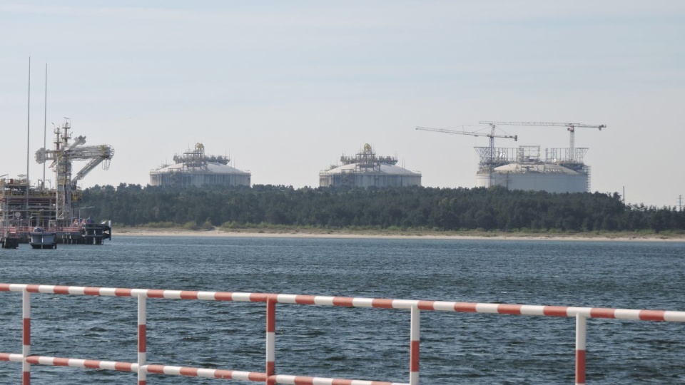 Próbne odwierty wydobycia gazu w Świnoujściu mają być wykonane na działce w pobliżu terminalu LNG. Fot. Joanna Maraszek [Radio Szczecin]