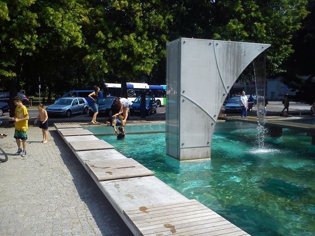 Dzieci w fontannie przy pl.Zwycięstwa - fot. słuchacz [20.06.2013]