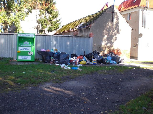 Rozrzucone śmieci w rejonie ulicy Monterskiej -fot.słuchacz [27.09.2013]